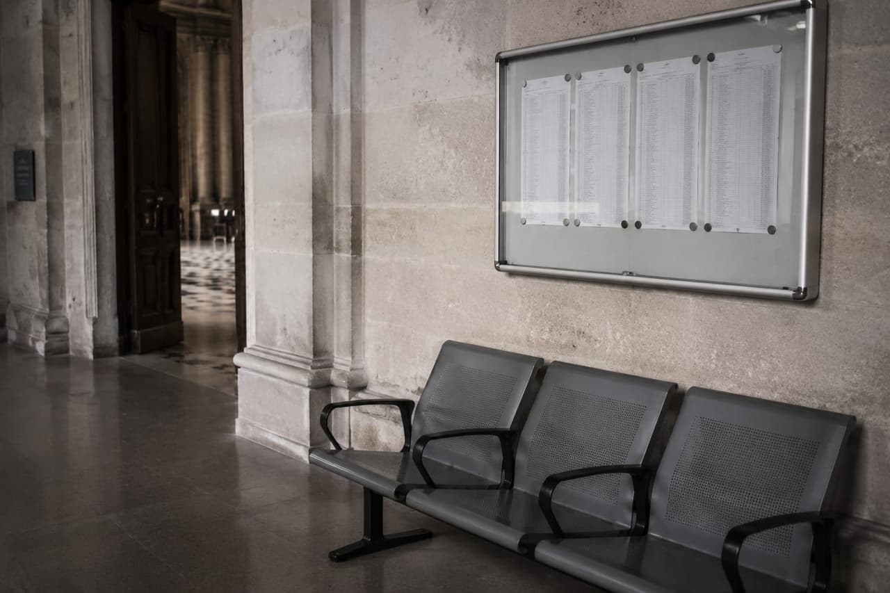 Avocat commis d'office : définition, droits et démarches (2025)