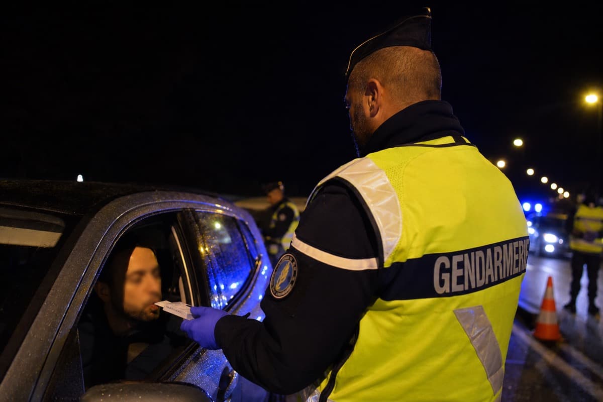Garde à vue pour conduite sous l'emprise de stupéfiants : procédure et défense