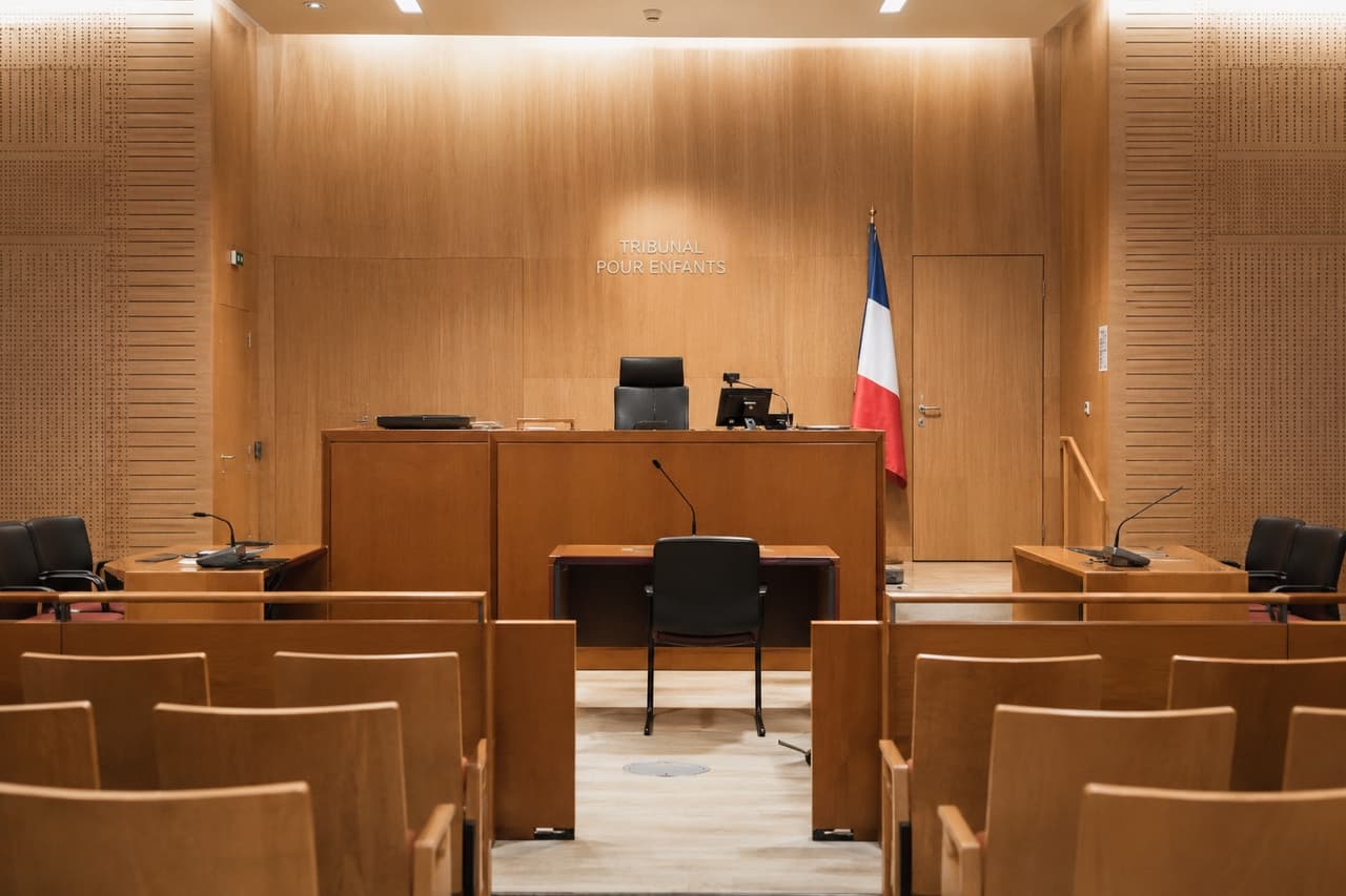 Garde à vue d'un mineur pour vol : procédure et stratégie de défense