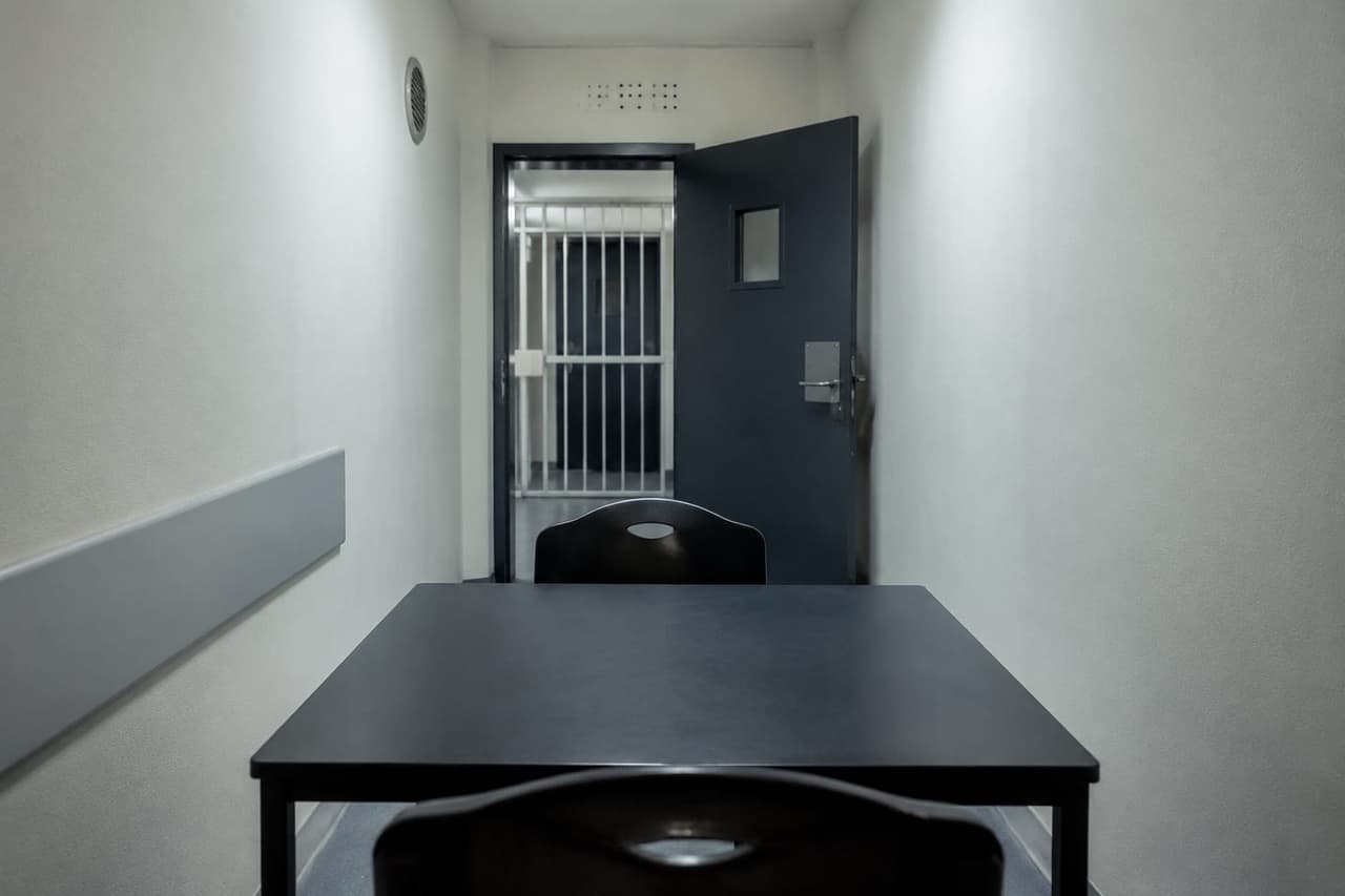 Entrée du centre pénitentiaire de Fresnes — parloir avocat et droits des détenus