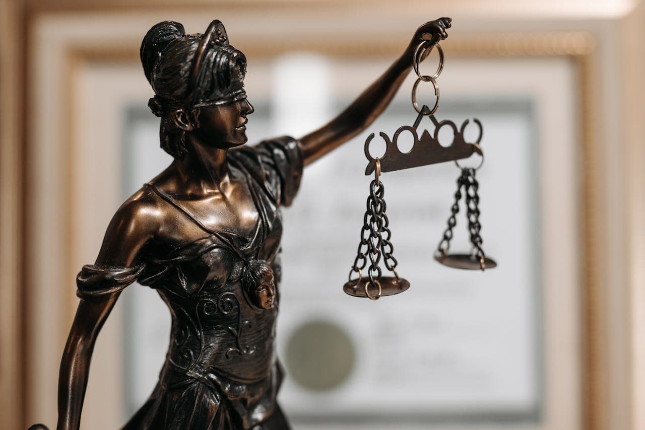 Figurine de Thémis dans un cabinet d'avocat — comparution immédiate