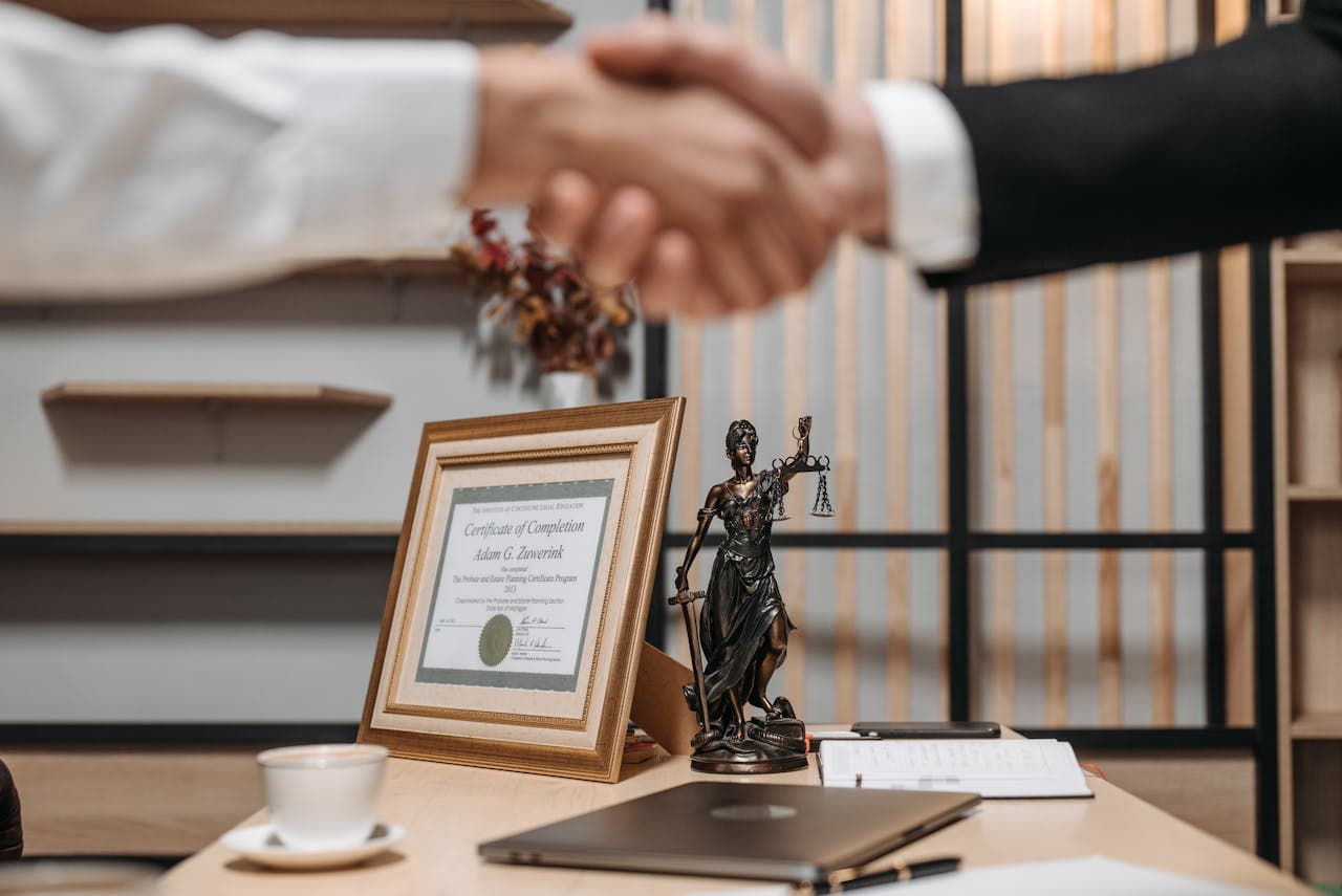 Poignée de main au cabinet d'avocat — composition pénale