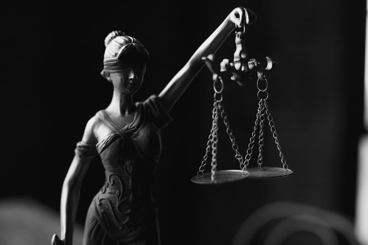 Statue de la Justice — défense en détention provisoire