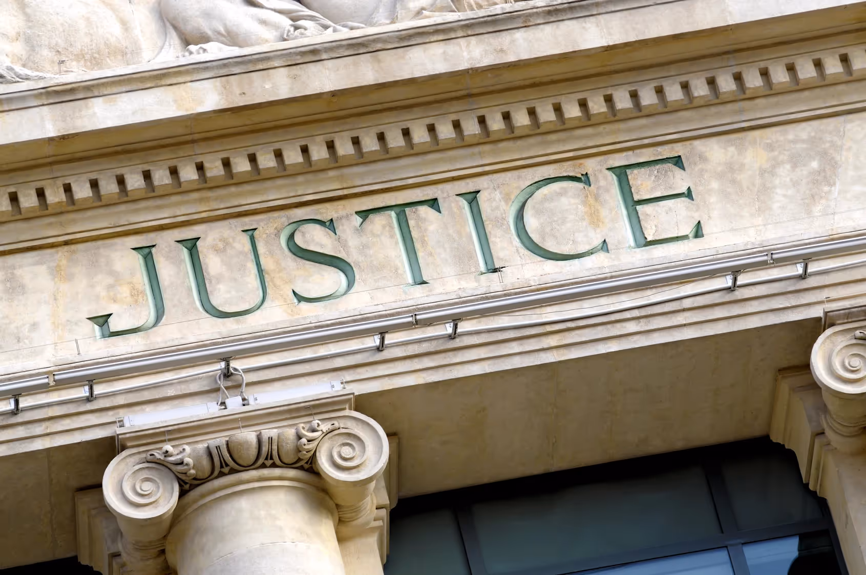 Palais de justice — avocat en droit pénal et procédure pénale
