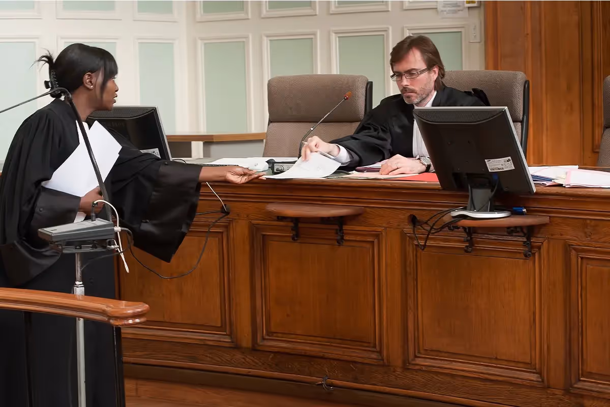Avocat en comparution immédiate : rôle, stratégie et urgence